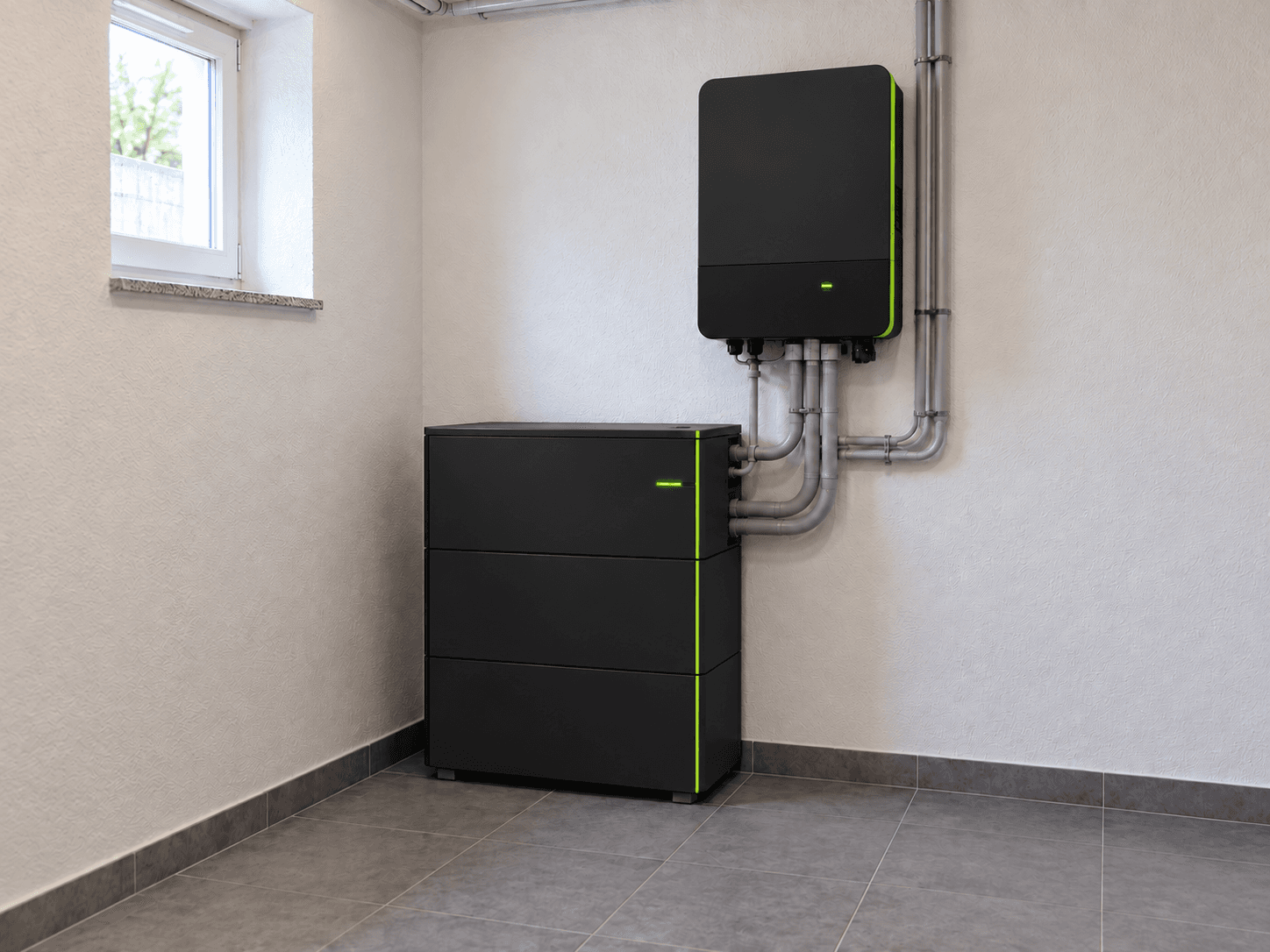 Symbolbild: Batteriespeicher und Wechselrichter im Hauswirtschaftsraum eines Wohnhauses